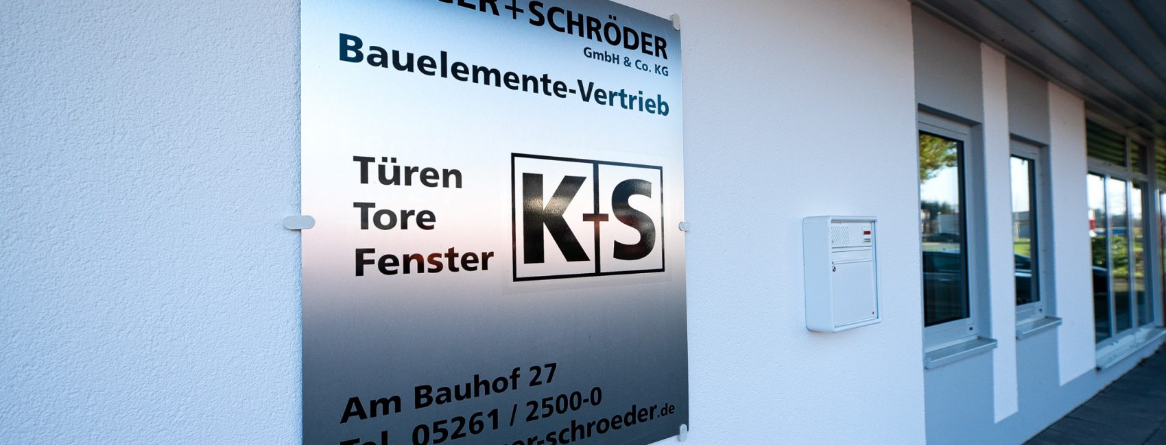 Schild mit Kontaktdaten von Krüger + Schröder
