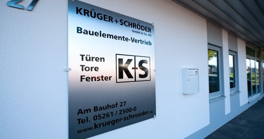Schild mit Kontaktdaten von Krüger + Schröder